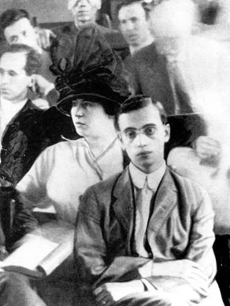 Leo Frank seated beside his wife Lucille in a crowded courtroom during his 1913 trial for the murder of Mary Phagan